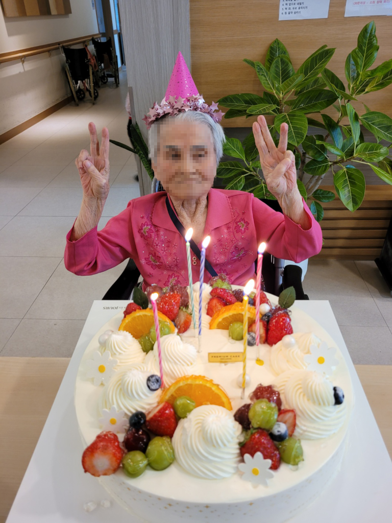 행복요양원에서 열린 6월 생신 잔치! 주인공 어르신들을 중심으로 모두가 한자리에 모여 행복한 시간을 보내고 있습니다.